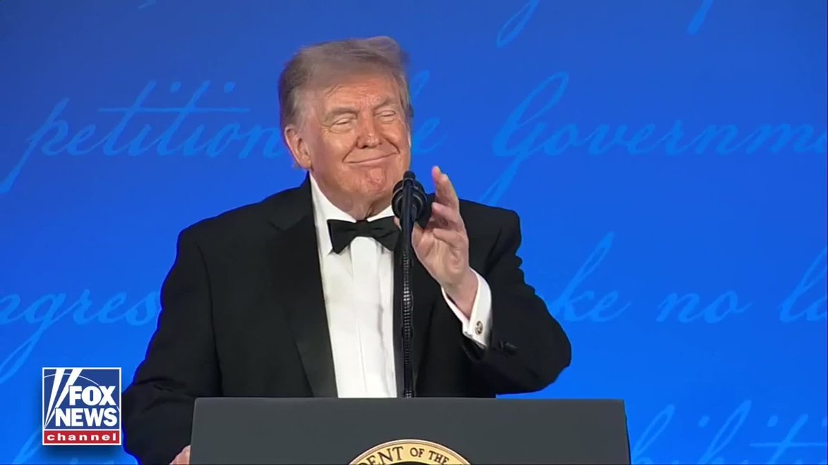 MAINTENANT : Le président Trump donne le coup d'envoi du dîner de la WHCA avec des blagues sur les…
