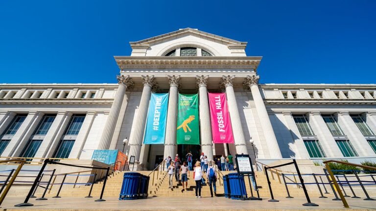 Le président Trump commande de nouvelles affiches à l'extérieur du Musée national d'histoire américaine du…