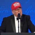 Trump dévoile un chapeau « Trump 2028 » lors du dîner des correspondants de la Maison Blanche.