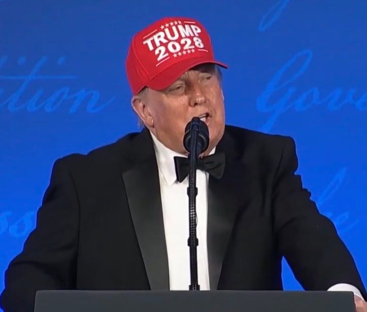 Trump dévoile un chapeau « Trump 2028 » lors du dîner des correspondants de la Maison Blanche.