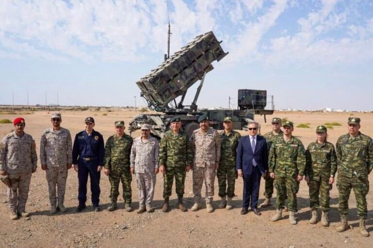 La Grèce annonce que l'armée grecque a abattu des missiles balistiques et des drones Houthis au-dessus de…