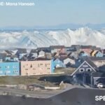 Un énorme iceberg chavire de façon spectaculaire au large d'Ilulissat, dans le nord du Groenland.