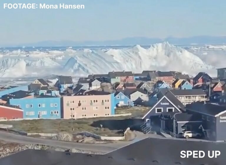 Un énorme iceberg chavire de façon spectaculaire au large d'Ilulissat, dans le nord du Groenland.