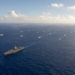 Le porte-avions de classe Nimitz de la Marine américaine USS Theodore Roosevelt (CVN-71) dirige une…