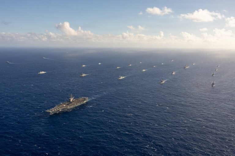 Le porte-avions de classe Nimitz de la Marine américaine USS Theodore Roosevelt (CVN-71) dirige une…