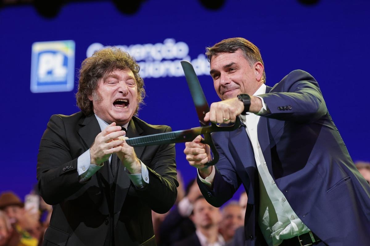Flavio Bolsonaro lance officiellement sa campagne pour la présidence du Brésil, vantant le soutien de…