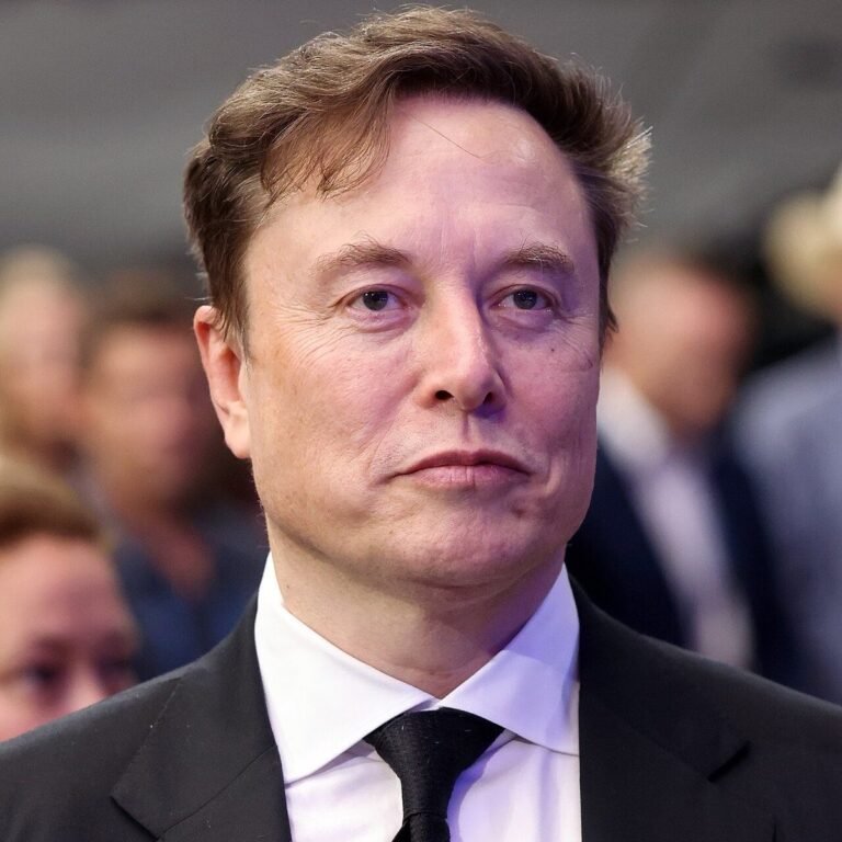 🇺🇸 Elon Musk déclare que le représentant Ilhan Omar est un « traître envers les États-Unis et doit être…