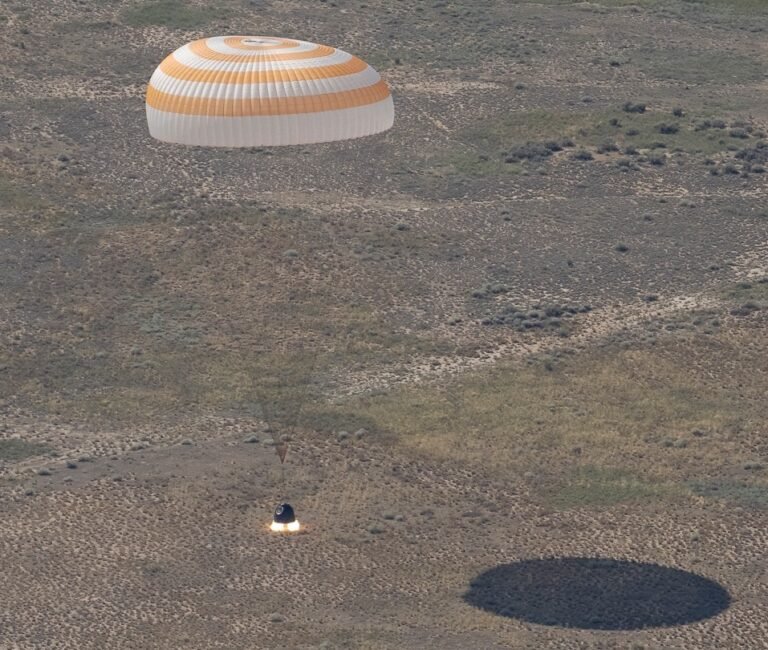 L'astronaute de la NASA et deux cosmonautes russes reviennent sur Terre et atterrissent au Kazakhstan…