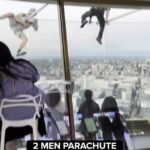 La police a déclaré que deux hommes ont escaladé la barrière de verre de l'emblématique Space Needle de…