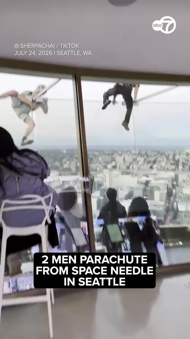 La police a déclaré que deux hommes ont escaladé la barrière de verre de l'emblématique Space Needle de…