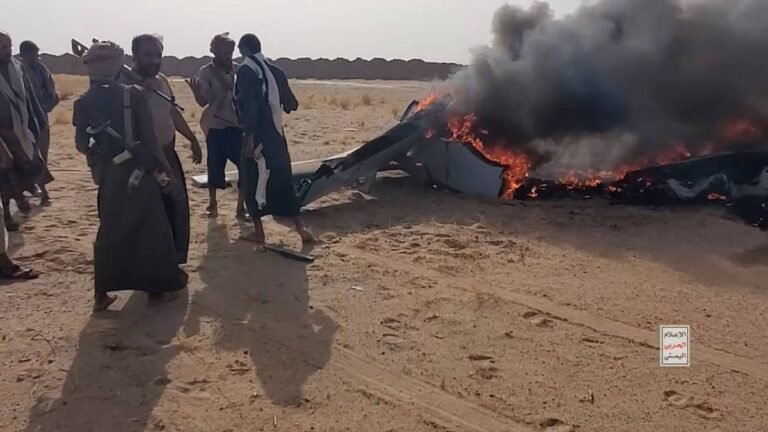Des images de Fars News montrent un drone saoudien Bayraktar abattu au-dessus de la province d'Al-Jawf au…