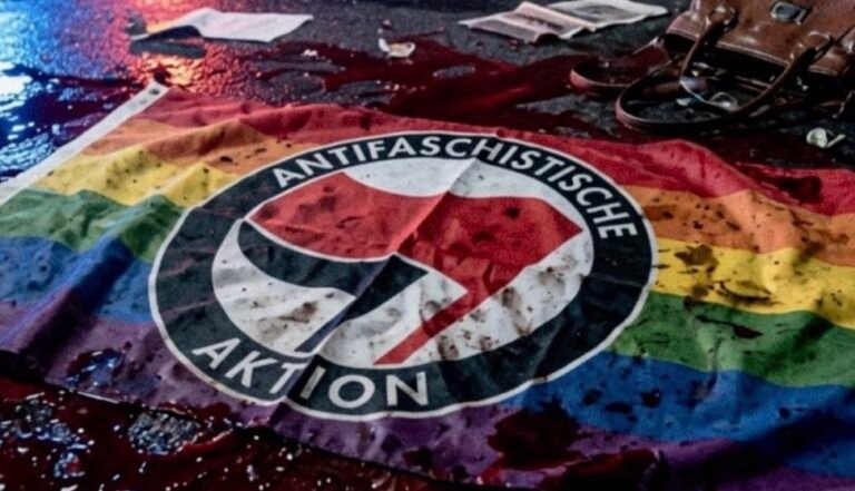 Un drapeau Antifa taché de sang au sol à Berlin après qu'un terroriste islamiste a mené une attaque…