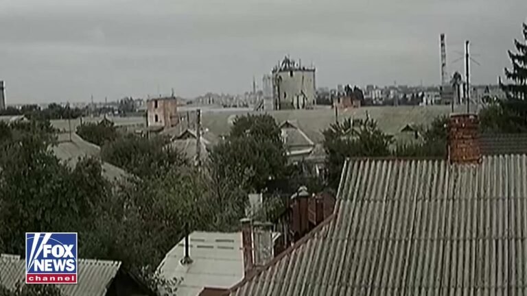 Une explosion secoue la ville de Kharkiv, dans l'est de l'Ukraine, après une frappe de missile russe,…