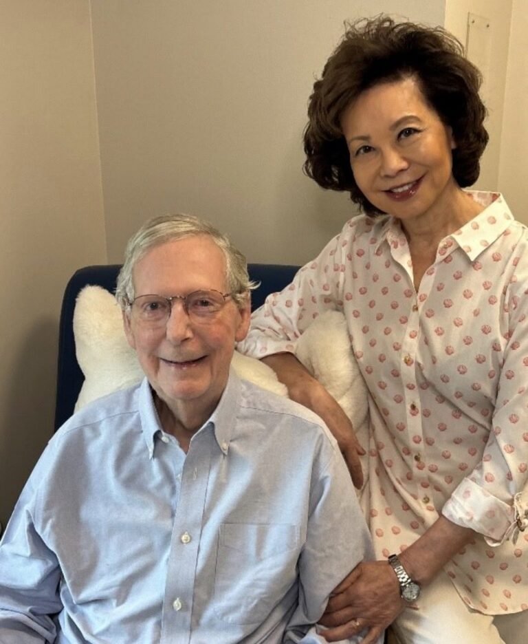 Mitch McConnell publie une nouvelle photo et dit qu'il n'est pas encore prêt à retourner travailler au…