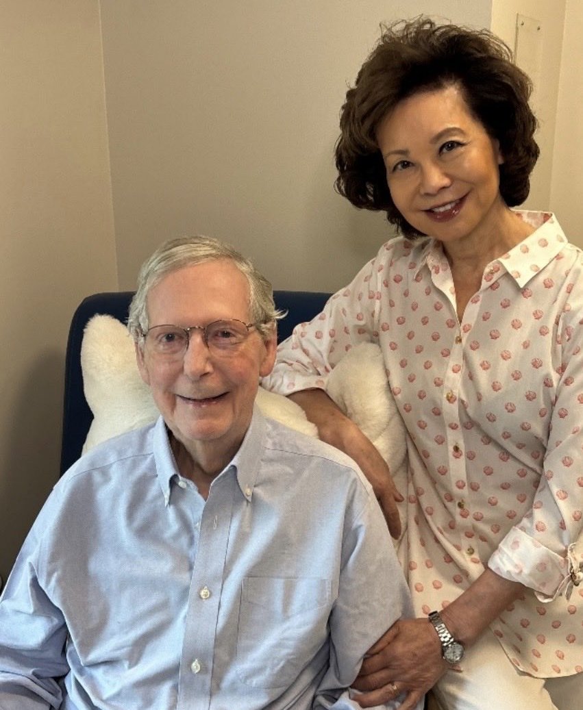 Mitch McConnell publie une nouvelle photo et dit qu'il n'est pas encore prêt à retourner travailler au…