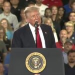 Le président Trump plaisante sur la foule bondée et les températures chaudes à l’intérieur d’une usine de…