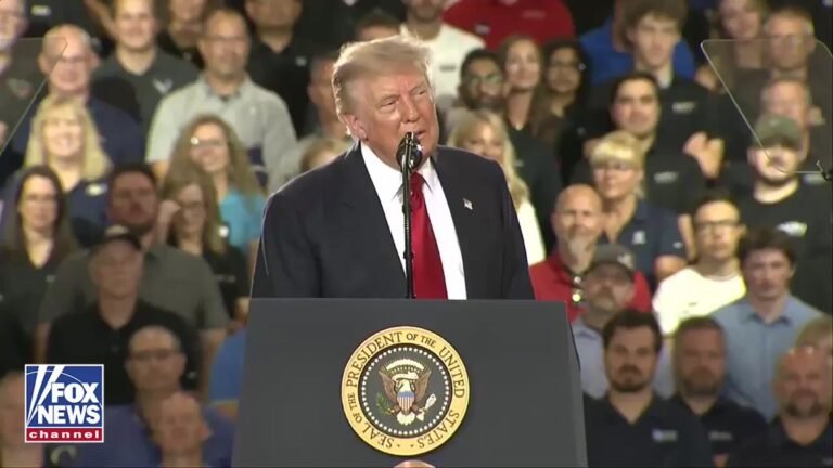 Le président Trump plaisante sur la foule bondée et les températures chaudes à l’intérieur d’une usine de…