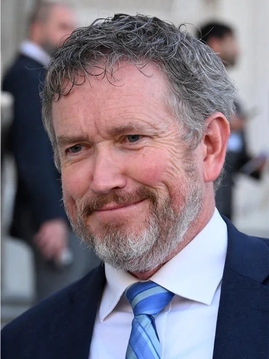 🇺🇸 Le membre du Congrès Thomas Massie a déclaré que travailler comme attrapeur de chiens "serait un pas en…