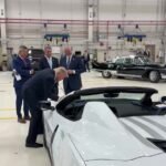 NOUVEAU : le président Trump signe une Corvette emblématique lors de sa visite dans une usine de General…