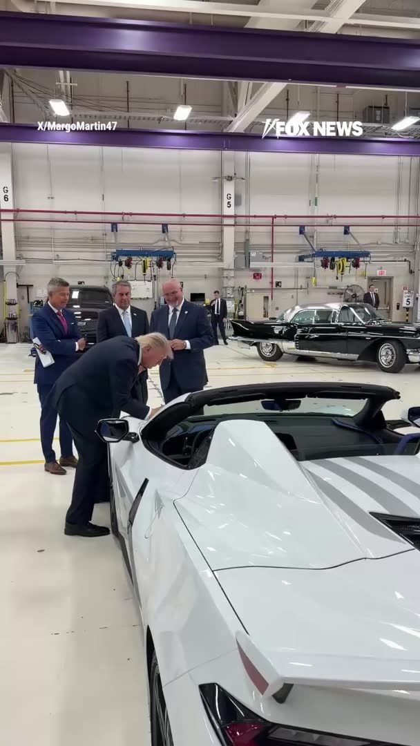 NOUVEAU : le président Trump signe une Corvette emblématique lors de sa visite dans une usine de General…