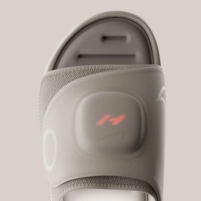 Nike s'associe à Hyperice pour dévoiler le « Hyperslide » à 249 $, qui chauffe et masse les pieds des…