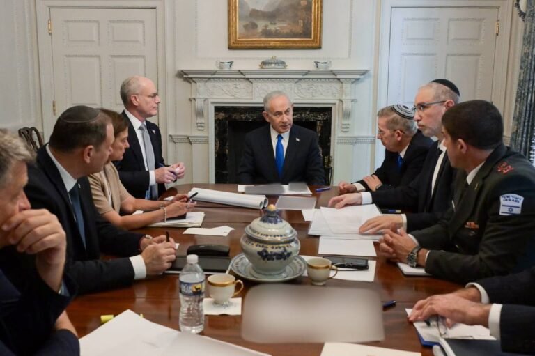 Le Premier ministre israélien Netanyahu s'est entretenu avec ses conseillers avant sa rencontre avec le…