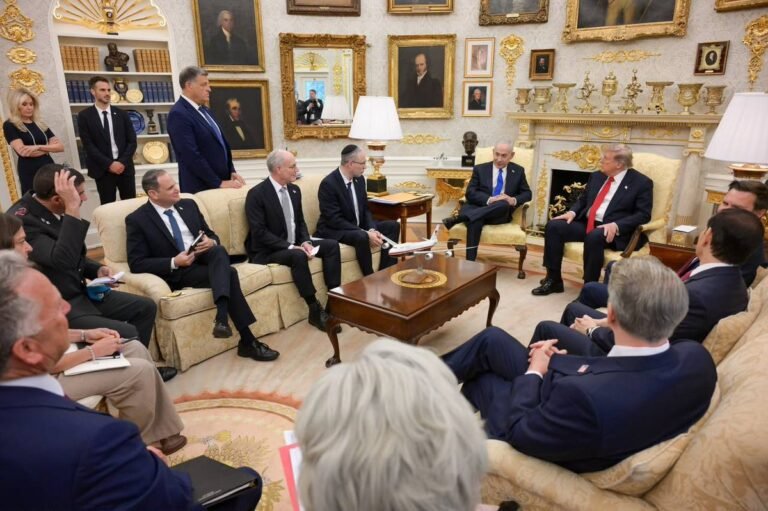 Images supplémentaires de la rencontre en cours entre le Premier ministre israélien Benjamin Netanyahu et…