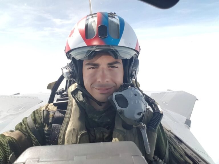 🇫🇷 L'ancien pilote de chasse de la Marine française et YouTubeur d'aviation Pierre-Henri Chuet (« Até…
