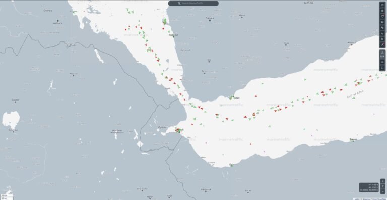 Le trafic de pétroliers commerciaux et de marchandises traversant le détroit de Bab al Mandeb au large du…