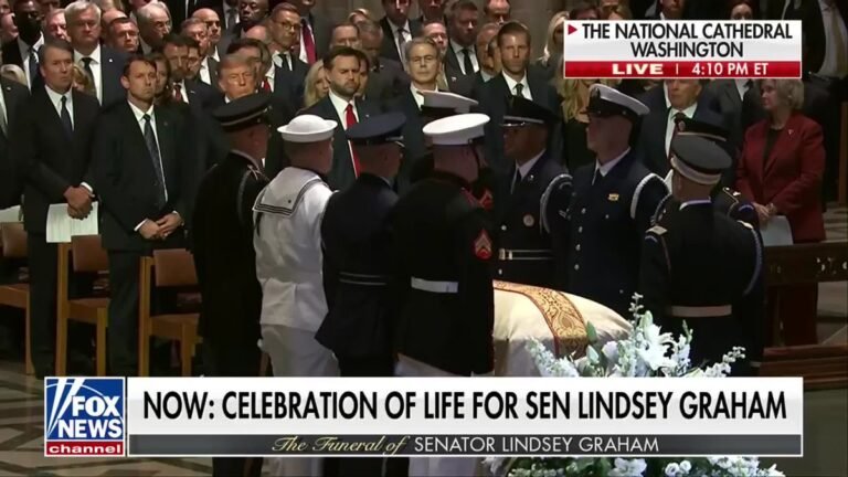 Le cercueil de Lindsey Graham est transporté hors de la cathédrale nationale de Washington à la suite d'un…