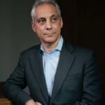 L'ancien maire de Chicago et chef de cabinet d'Obama, Rahm Emanuel, révèle qu'il réfléchit « très…