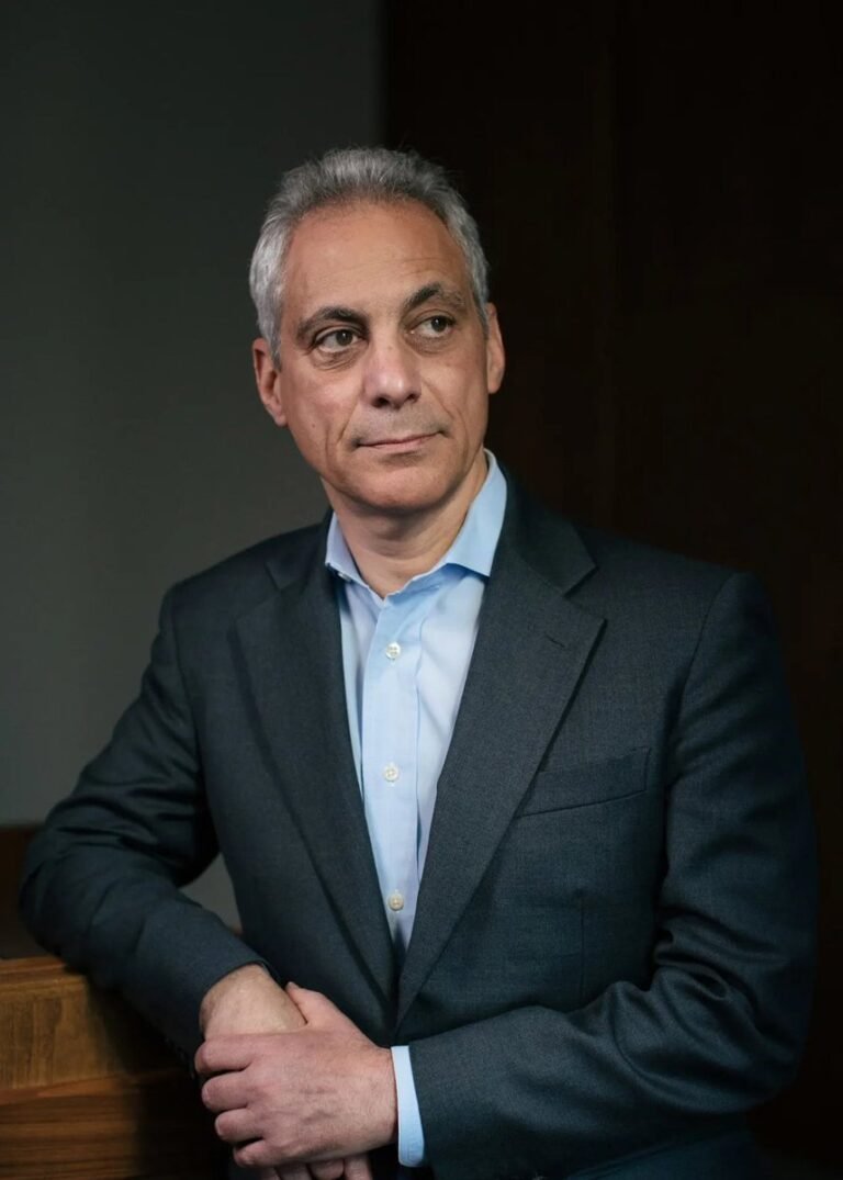 L'ancien maire de Chicago et chef de cabinet d'Obama, Rahm Emanuel, révèle qu'il réfléchit « très…