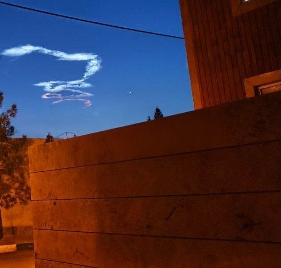 Image de lancements iraniens depuis le centre de l'Iran ce soir.