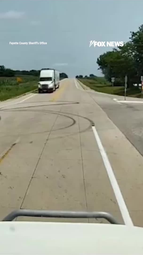 La vidéo Dashcam capture le moment terrifiant où une camionnette traverse un panneau d'arrêt et percute un…