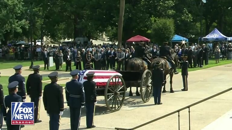 Un survol d'un F-16 rend hommage au regretté sénateur Lindsey Graham lors des funérailles en Caroline du Sud.