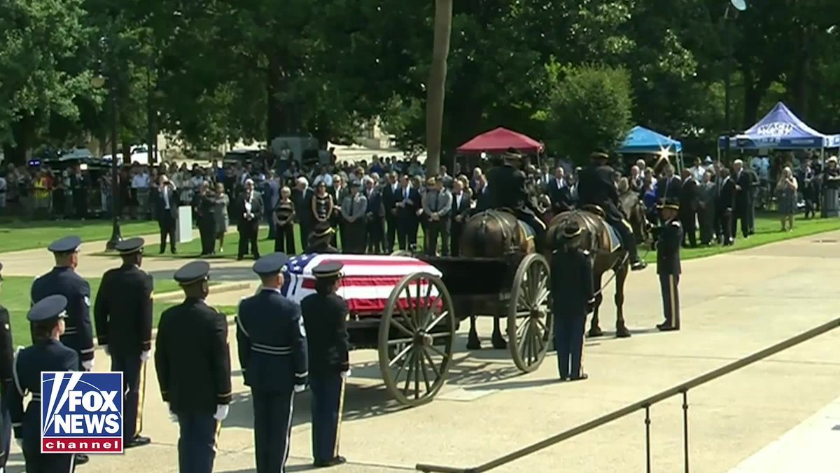 Un survol d'un F-16 rend hommage au regretté sénateur Lindsey Graham lors des funérailles en Caroline du Sud.