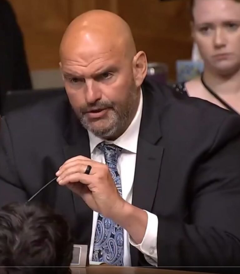 Le sénateur John Fetterman porte un costume et une cravate à l'audience du Sénat du Dr Anthony Fauci sur…