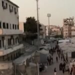 Les images capturent le moment où une frappe aérienne israélienne frappe une mosquée dans la ville de…