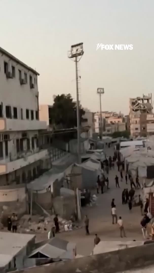 Les images capturent le moment où une frappe aérienne israélienne frappe une mosquée dans la ville de…