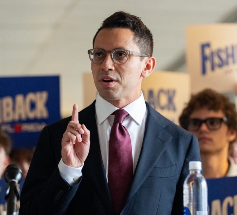 Pete Buttigieg a déclaré que « James Fishback est un extrémiste incroyablement inquiétant » lors du Sommet…