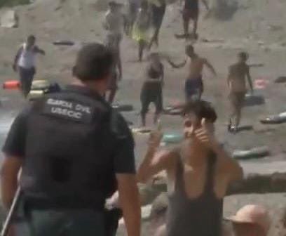 🇪🇸 Les gardes-frontières espagnols étaient aujourd'hui impuissants et complètement dépassés lorsque des…