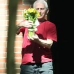 NOUVEAU : Fauci reçoit des fleurs d'un admirateur avec une note indiquant « Nous vous aimons, Dr Fauci »…