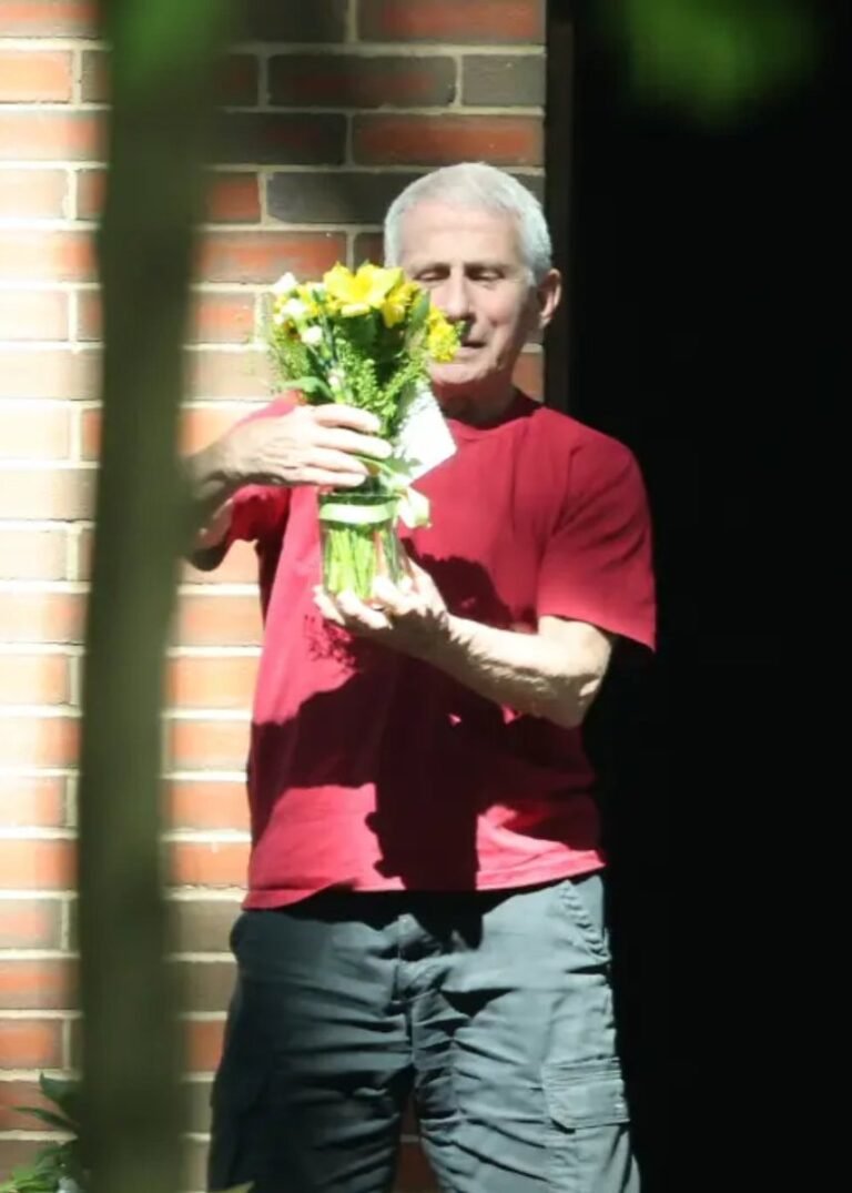 NOUVEAU : Fauci reçoit des fleurs d'un admirateur avec une note indiquant « Nous vous aimons, Dr Fauci »…