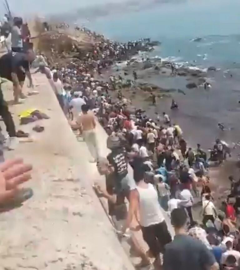 Reuters rapporte que le ministère espagnol de l'Intérieur estime désormais que 49 000 migrants illégaux…