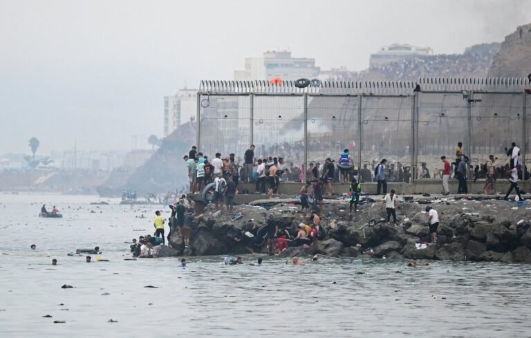 L'Espagne estime qu'environ 49 000 migrants sont entrés dans l'enclave de Ceuta en Afrique du Nord au…