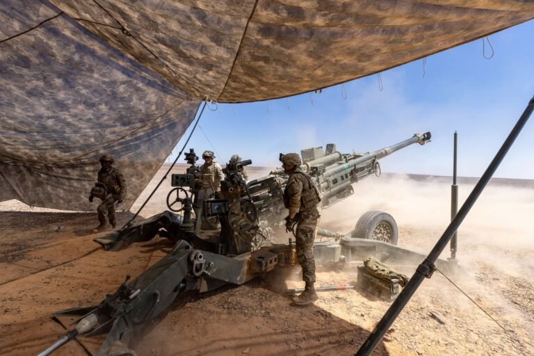 Des soldats de l'armée américaine de la 82e division aéroportée tirent ici un obusier M777 de 155 mm lors…
