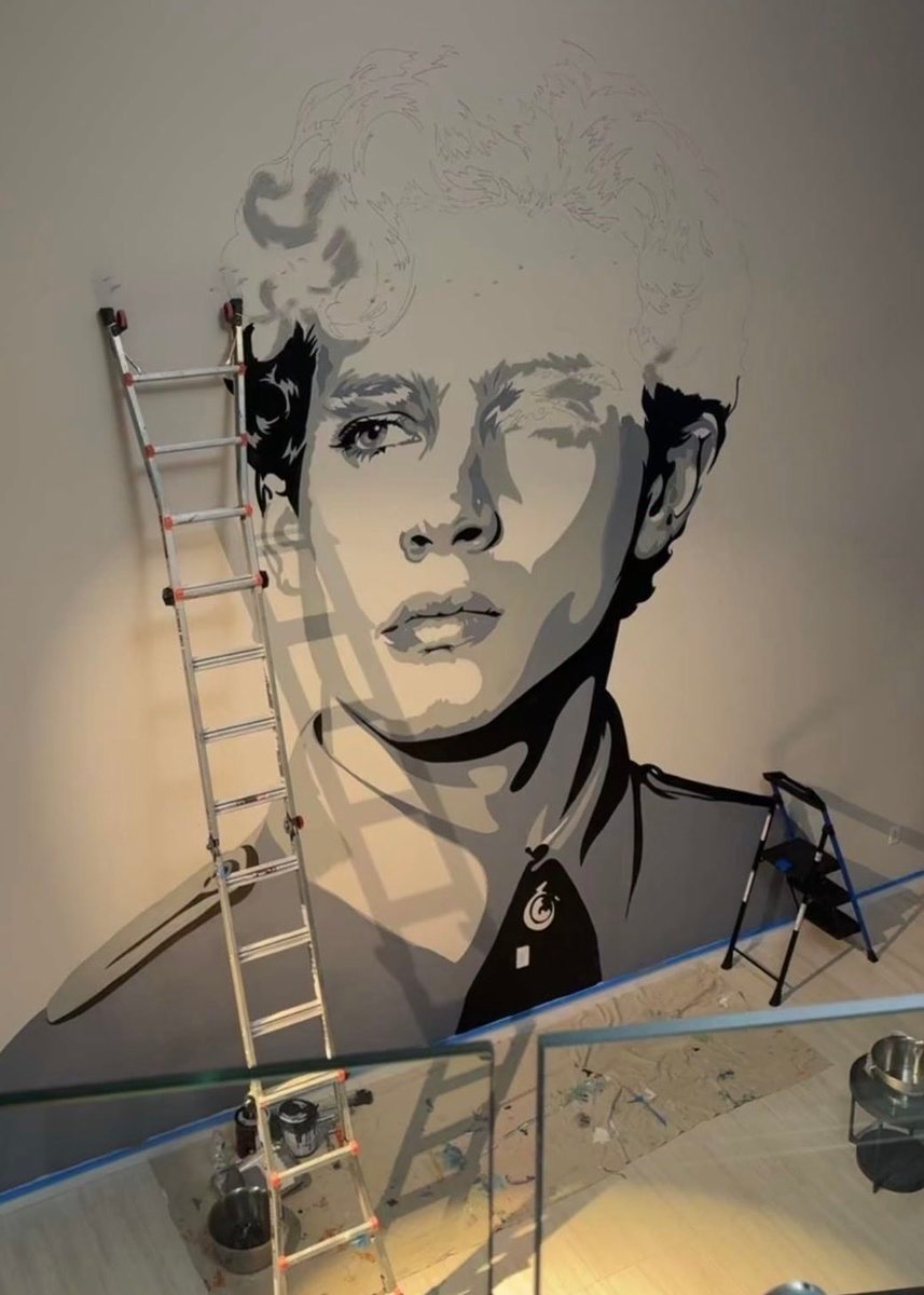Looksmaxxer, Claviculaire, érige une imposante fresque murale à son effigie dans son penthouse de Miami.