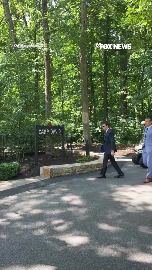 MAINTENANT : les secrétaires Pete Hegseth, Marco Rubio, Doug Burgum et la chef de cabinet de la Maison…