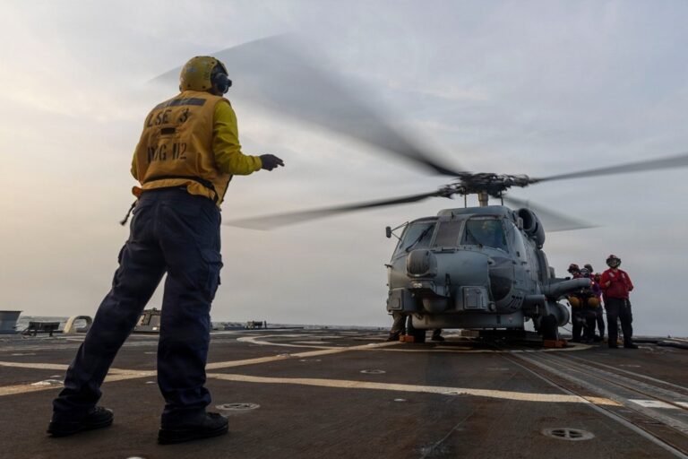 Commandement central des États-Unis (CENTCOM) : « Un hélicoptère Sea Hawk MH-60R de la marine américaine…