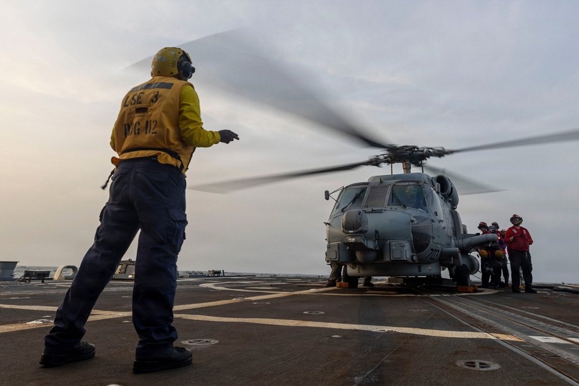 Commandement central des États-Unis (CENTCOM) : « Un hélicoptère Sea Hawk MH-60R de la marine américaine…